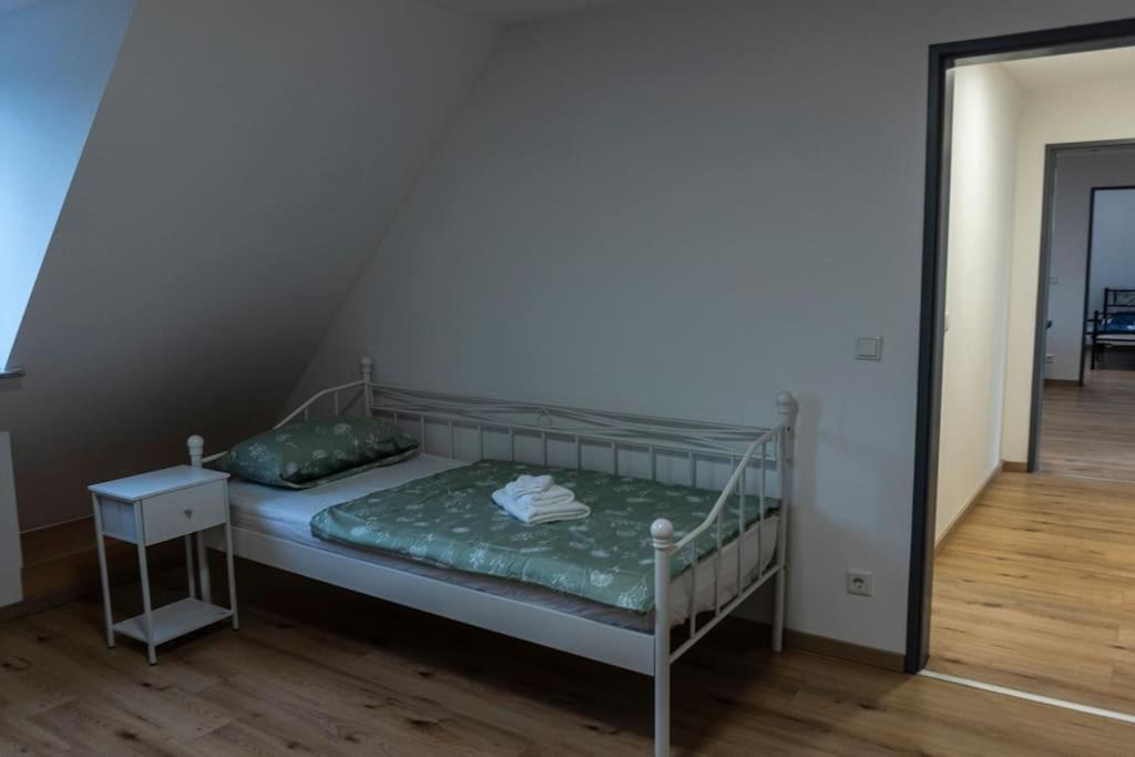 Moderne Ferienwohnung In Gelsenkirchen-Schalke Fuer 1 Bis 7 Personen Mit Terrasse, Ideal Fuer Gruppen & Stadionbesuche Luaran gambar