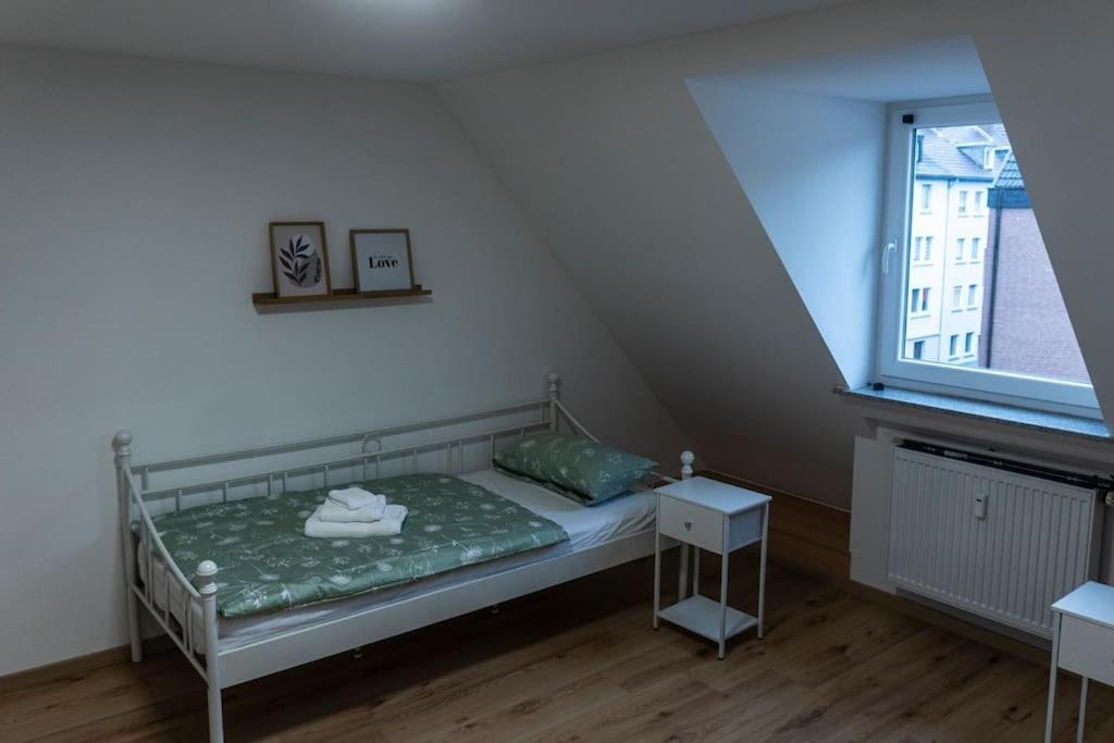 Moderne Ferienwohnung In Gelsenkirchen-Schalke Fuer 1 Bis 7 Personen Mit Terrasse, Ideal Fuer Gruppen & Stadionbesuche Luaran gambar