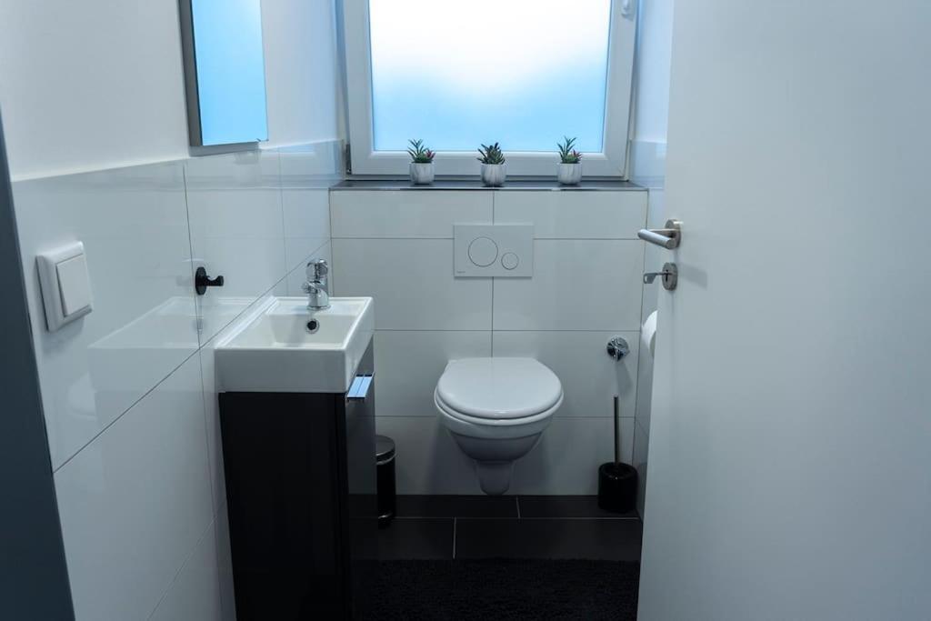 Moderne Ferienwohnung In Gelsenkirchen-Schalke Fuer 1 Bis 7 Personen Mit Terrasse, Ideal Fuer Gruppen & Stadionbesuche Luaran gambar