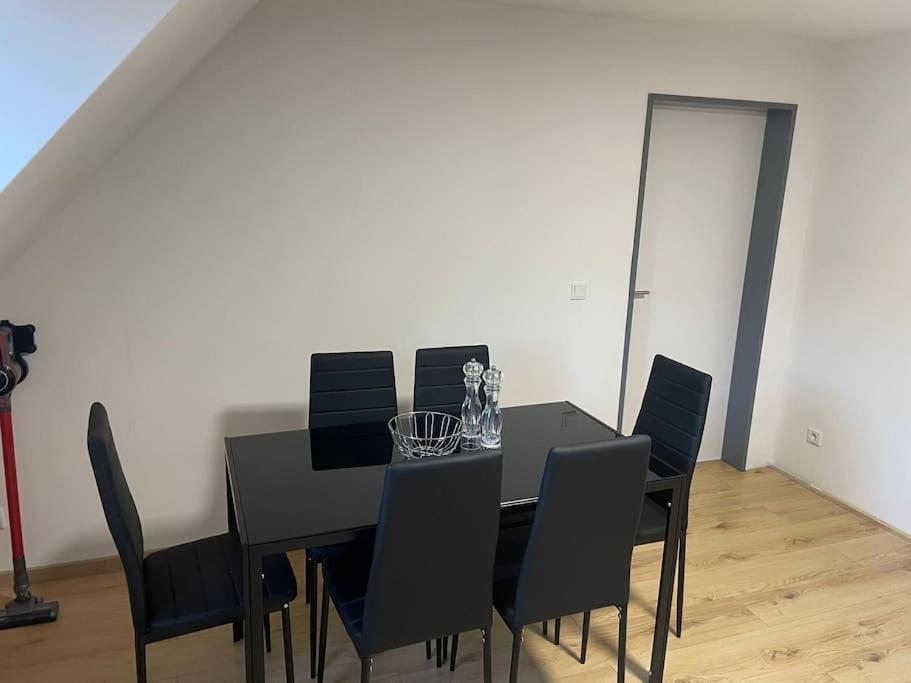 Moderne Ferienwohnung In Gelsenkirchen-Schalke Fuer 1 Bis 7 Personen Mit Terrasse, Ideal Fuer Gruppen & Stadionbesuche Luaran gambar