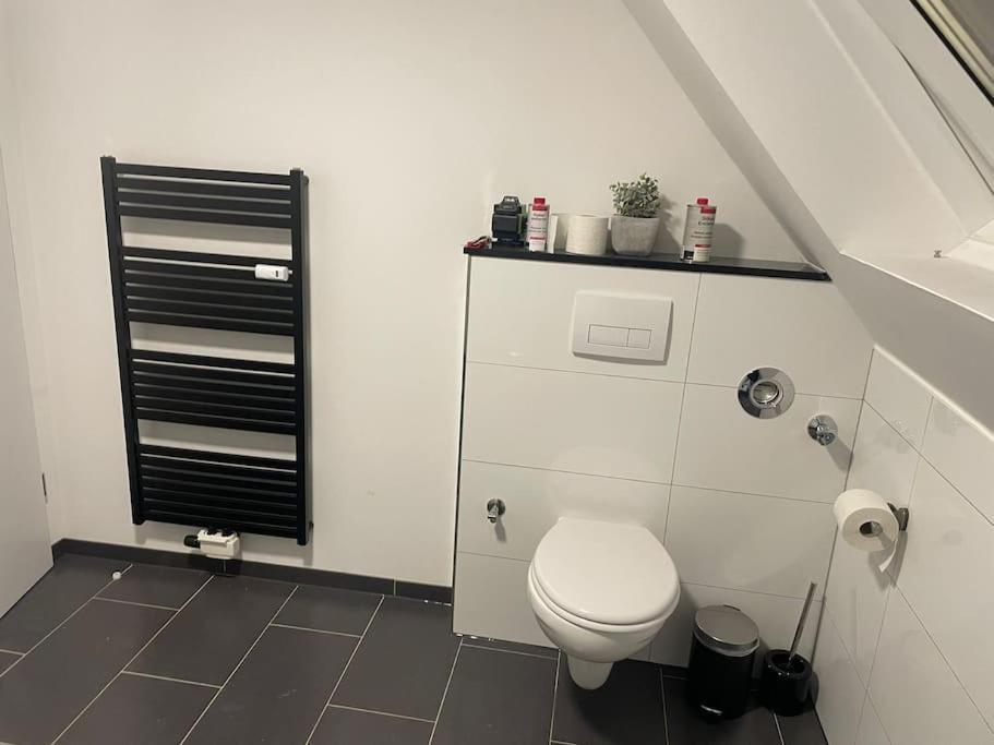 Moderne Ferienwohnung In Gelsenkirchen-Schalke Fuer 1 Bis 7 Personen Mit Terrasse, Ideal Fuer Gruppen & Stadionbesuche Luaran gambar