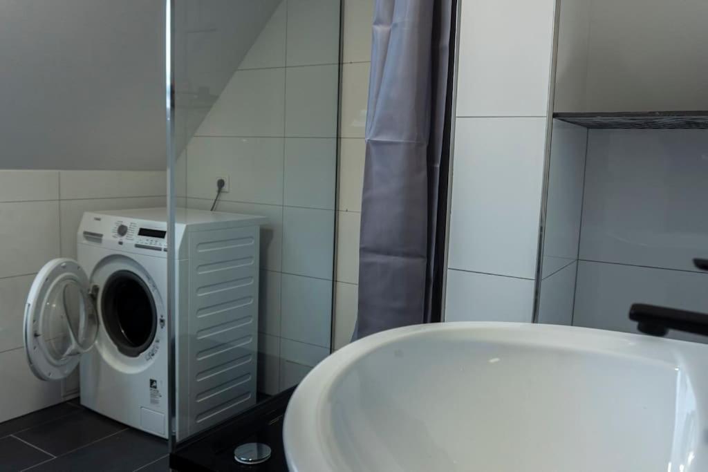 Moderne Ferienwohnung In Gelsenkirchen-Schalke Fuer 1 Bis 7 Personen Mit Terrasse, Ideal Fuer Gruppen & Stadionbesuche Luaran gambar