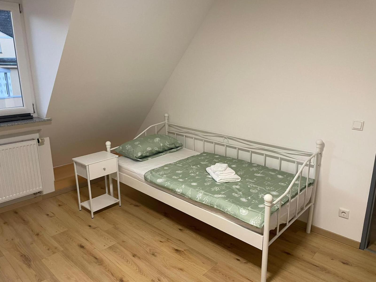 Moderne Ferienwohnung In Gelsenkirchen-Schalke Fuer 1 Bis 7 Personen Mit Terrasse, Ideal Fuer Gruppen & Stadionbesuche Luaran gambar